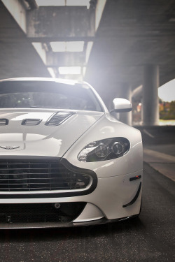 themanliness:  Aston Martin V12 Vantage |