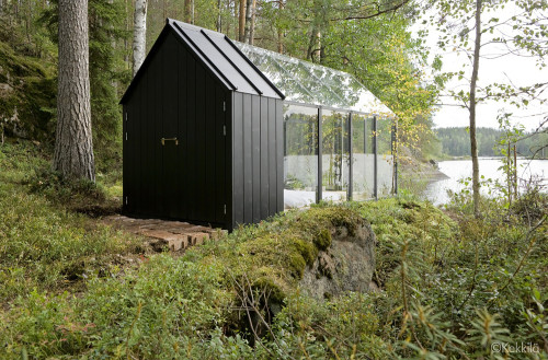 kingspongy:  indigomuva:   archatlas:    Kekkilä Green Shed Linda Bergroth + Ville Hara     @kingspongy oh my god  Yes this is perfect. Just imagine when it rains. The view and the sounds 