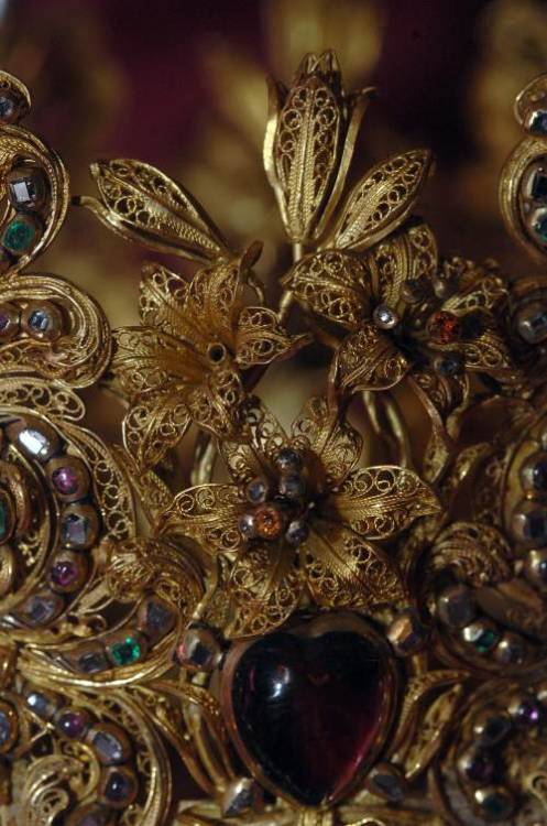 bludblum:Crown given by Vittoria delle Rovere Grand Duchess of Tuscany in 1684 to the Carmelite Sist