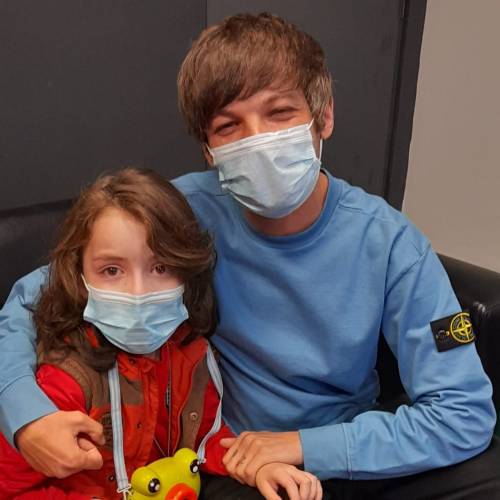 louistomlinsoncouk:Louis with a little fan today - 15/5