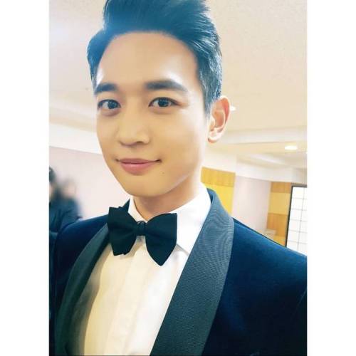 minyo129: 171125  shinee Official IG update : MINHO 38th Blue Dragon Awards #빛나는 #최민호 #SMT