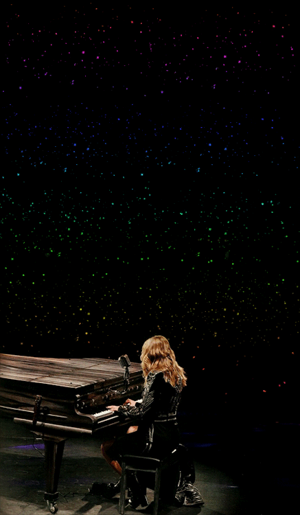 ineverlearns:This night is sparkling, don’t you let it go…