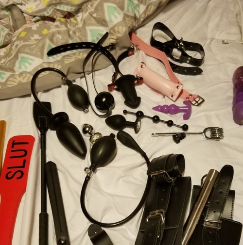 submissive-s0ul:  I wanna play, I’ve been a naughty girl and I need punished. I need someone to use and abuse my needy little cunt. I’m here for your enjoyment. For you to use, degrad, deny, edge, but my little cunt loves cumming. I’m such a needy
