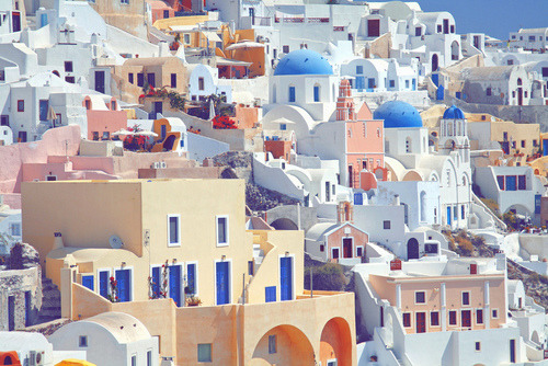 urbanhippiee:  musicy:  I think this is Santorini. But oh my gosh, it’s a beautiful