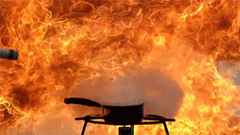 sizvideos:  Pouring water on boiling oilVideo