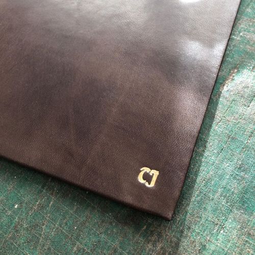 Gilded initials on a journal.www.gatzbcn.com#handmade #gilding #bookbinding #makersgonnamake https:/
