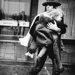 fox-on-the-run:Keith Richards carrying his