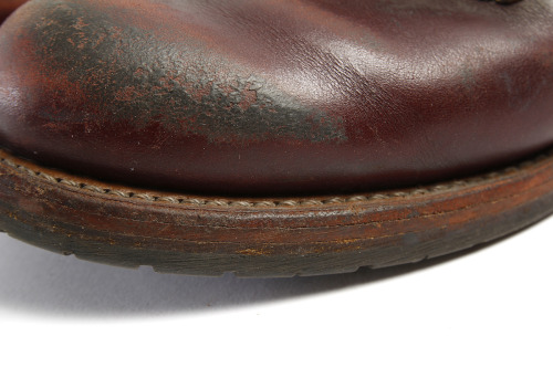 red-wing-shoes-taiwan:  Red Wing - Classic Dress, Beckman Boot, Round Toe #9011 in Black Cherry “Featherstone” Leather. 此鞋款是以Red Wing Shoe Company創始人Charles Beckman的姓氏為名。經典的外型與公司於20世紀初的鞋款設計相同。在那一個年代，工作靴大底亦是使用皮革製作，與今日的禮服鞋相似。且當時的日常及正式穿著也多是帶有筒高的靴款，所以Beckman