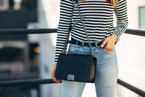 minimal-society: Adding a belt and a bag transforms the outfit on We Heart It - weheartit.com