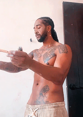 illuzion-z:Omarion starting his day right