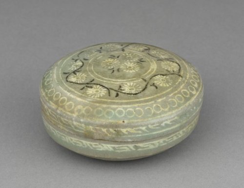 cma-korean-art: Box and Cover with Inlaid Chrysanthemum and Scroll Design, 1200, Cleveland Museum of