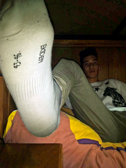 patotas48:   hola chicos aqui les traigo a un chico con enormes pies, bien guapo y alto, su nombre e