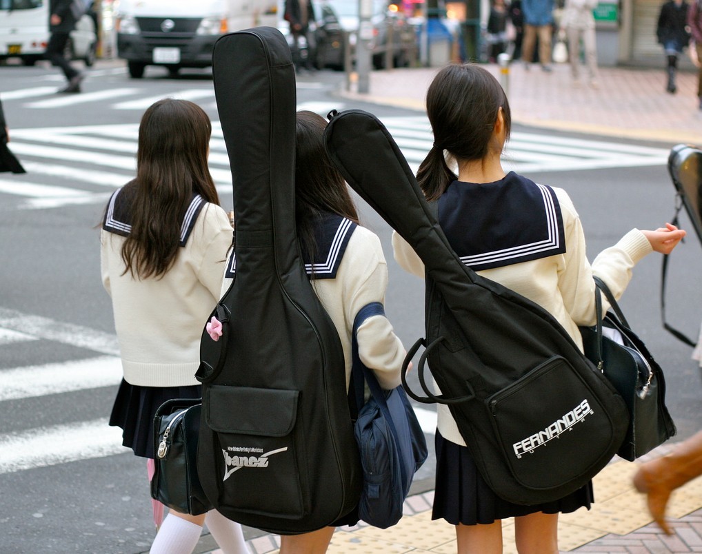 Как называют девушку в японии. Японские ученицы рюкзак. Японский школьник с сумкой.