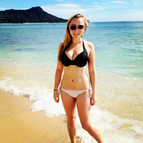 real-bikini-girls:  Cute blondie.