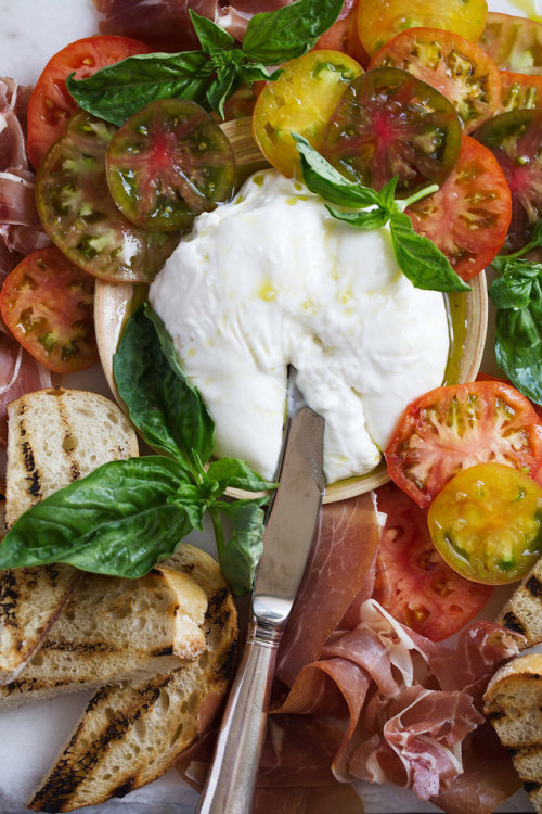 fattributes:Heirloom Tomato, Prosciutto and Burrata with Garlic-basil Oil and Grilled Bread