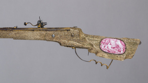 Wheel-lock rifle mounted with staghorn and tortoise shell plaque, crafted by Martin Kammerer of Augu