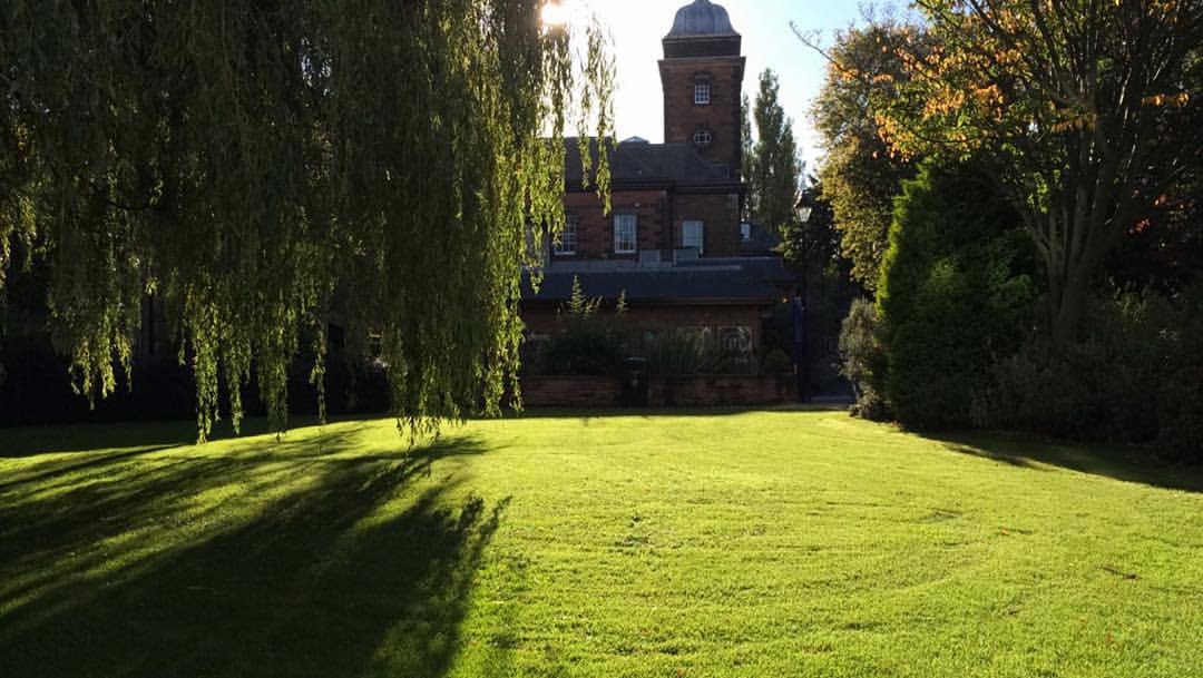 waitingforthesummerrain:  Such a lovely wee place to sit on a nice day at uni 🌿