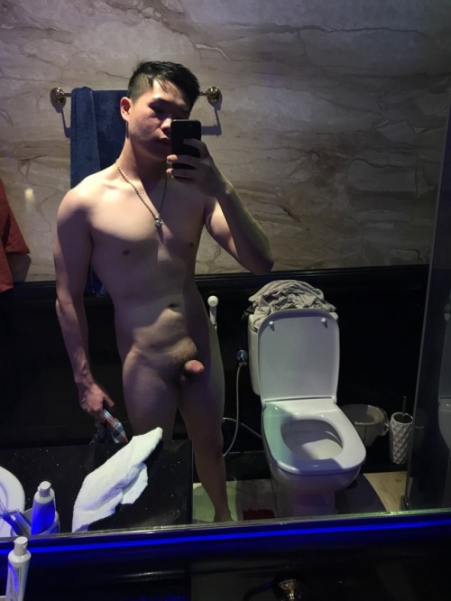 sgbroniceone: asiancock: Found an unlock phone at a mall cafeteria in indonesia and found nudes as w