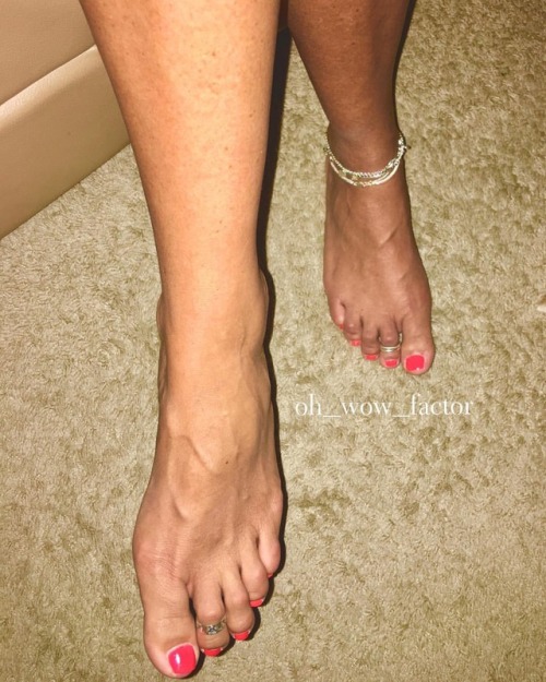 ohwowfactor: #mouthwateringfeet #mouthwateringtoes #toes #soles #toerings #anklet #flatsandals #feet