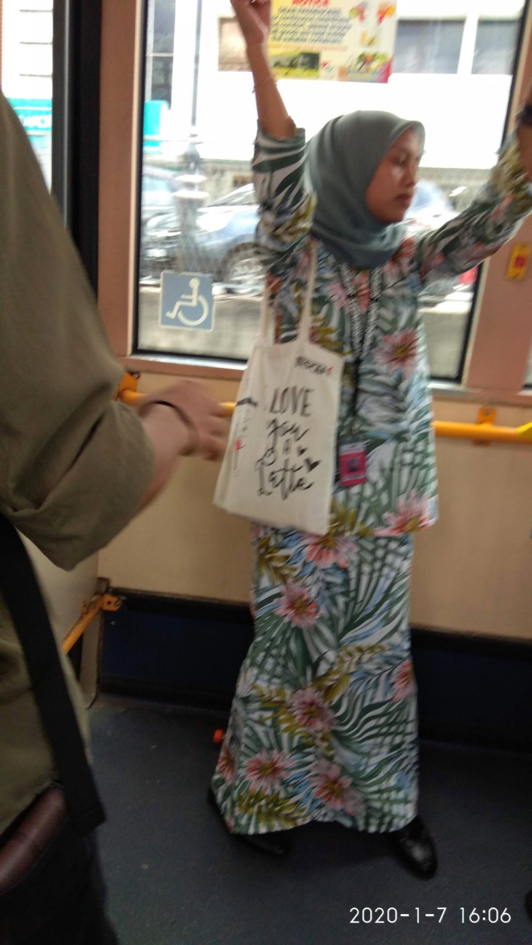 Image posted by pencinta-ketiak. Edisi ketiak dalam baju kurung... Pegang hook dalam bas lebih tinggi dari tren... Dan bas lebih memerlukan pegang hook kalau...