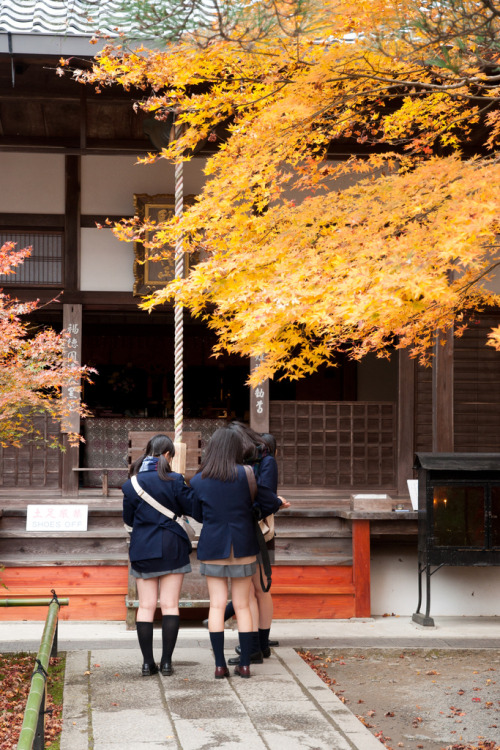 中學生參拜(中学生は祈る) 離開最勝院前剛好有一群女中學生來參拜，身為觀光客的我忍不住拍了一張。By : Wunkai