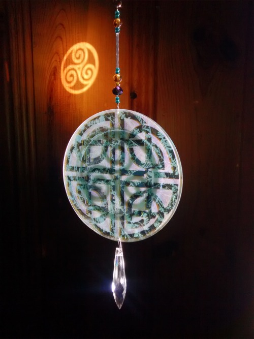 ornamentalglass:Triskele with Celtic knot crystallized dichroic RainbowLightcaster.  By Richard Elvis  Etsy 