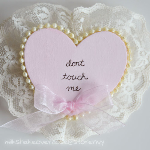 dollgirls:  DON’T DELETE THIS TEXTor i s2g i will find you and destroy your pastel indie bambi shit blog or wHATEVER Restocked some of your favorite sassy heart pins! Buy them while they’re fresh! And don’t forget, you can always submit pictures