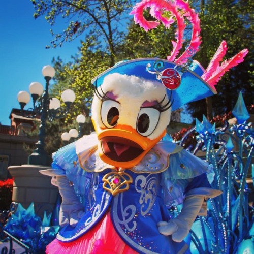 Doesn&rsquo;t she look fabulous? #daisy #daisyduck #disney #disneyland #disneylandparis #disneylandp
