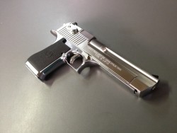 weaponslover:  Tokyo Marui .50AE Desert Eagle chrome.