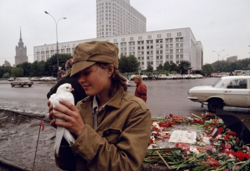 kradhe: Russia. Moscow. A young girl with a peace dove, on the spot where the putsch victims were ki