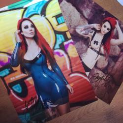 starfucked:Signing and shipping out prints