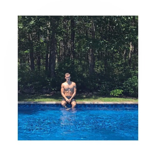 kenas00:  Waiting for my floaty……. #weekend #hamptons  (at Southampton, New York)
