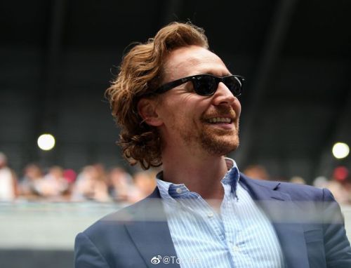 wurwurz: Tom Hiddleston smiles from Johanna Konta’s box following her win in the Round of 16 o