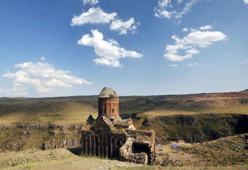 byzantienne: ceruleancynic:archatlas: The Ancient Ghost City of Ani Situated on the eastern border o