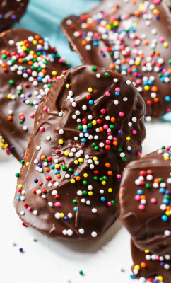 foodffs:  Chocolate Covered PringlesReally