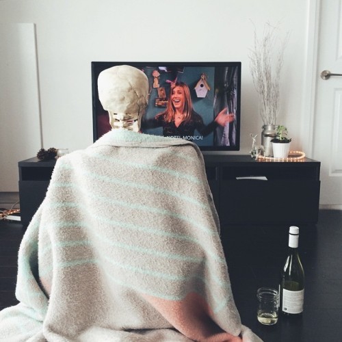 asylum-art:  Fashionable Skeleton Girl Photography on Instagram  Skellie is a young and beautiful skeleton who lives live full. Through her Instagram, we discover her lifestyle, between holidays, work, shopping and party with friends. What basically