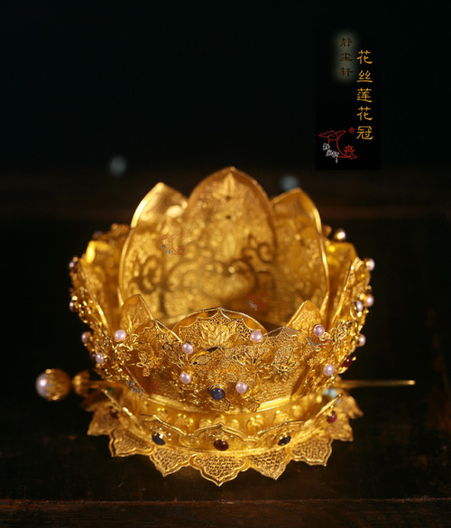 changan-moon: Traditional Chinese lotus crown by 静尘轩 | 银鎏金花丝嵌红蓝宝 莲花冠