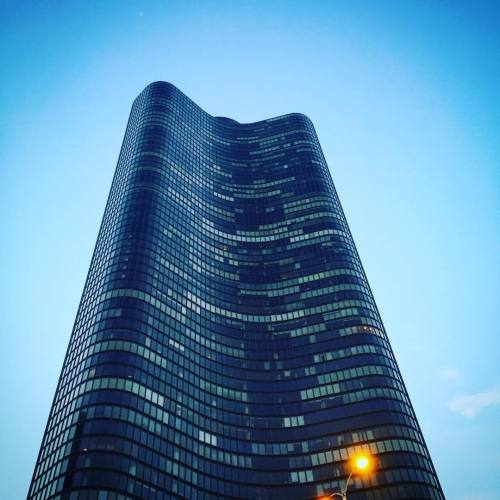 Lake Point Tower #chicago #skyscraper #curve #architecture (at The Lakefront)