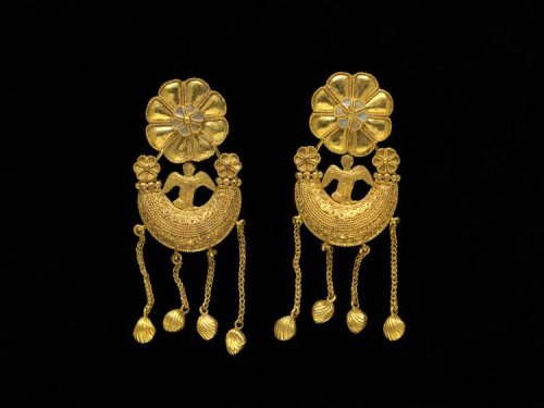 ancientpeoples:Earrings420-400 BCAthensFound Euboea Pair of gold boat-shaped ear-rings. The boats ar