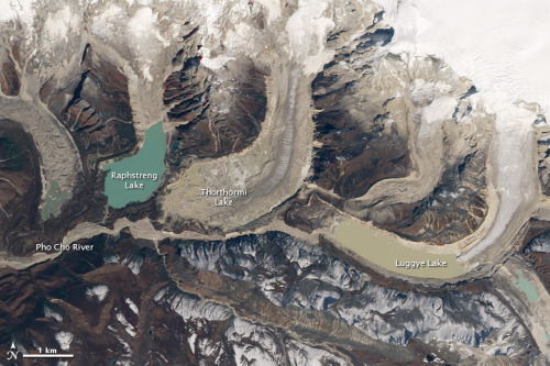 Glaciers create dangerous lakes In a previous post we showed a photograph taken at the moment a lake