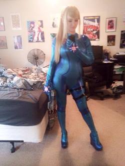 cosplayiscool:  Source: 15 Mind-Numbingly Sexy Cosplay Selfies Cosplayiscool  