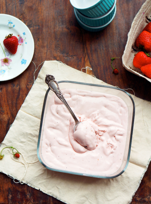 sweetoothgirl:  roasted strawberry buttermilk ice cream   