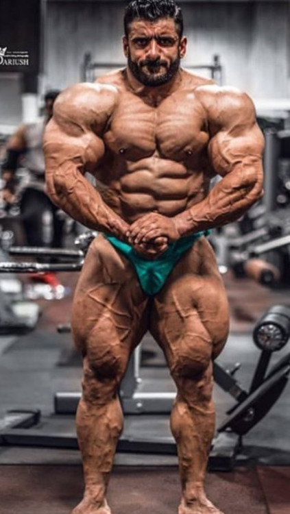 ultramasculinity:OMG! He‘s exploding with muscle, strength and testosterone