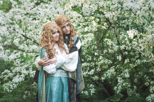 dorssurdesroses:Our Silmarillion cosplay Happy summer days of Valinor. And two children of Finarwin 