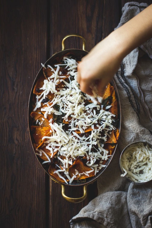 foodffs: Baked Chilaquiles with Black Beans and Kale  Really nice recipes. Every hour. 