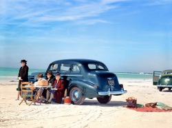 peerintothepast:  Tourists at a Sarasota trailer park picnicking at the beach. Sarasota, Florida. January 1941.  huffpost.com 
