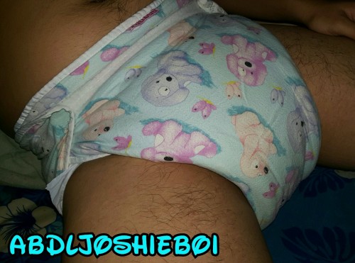 bkid-5:  abdljoshieboi:  thickly padded up… store bought diaper, a stuffer, an m4 and a cloth all layered as one… I may also have wet a bit but my boyfriend said that I’m not allowed to take it off cause it’s not fully used, darn :P  Puppiieeeessssss!!