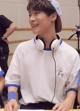 moon-hyuks:  moonrock jamming to breathless