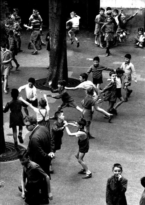 funjoke:Robert Doisneau - La récréation, rue Buffon, Paris, 1959.