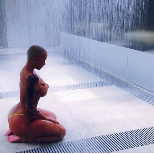 evans601:  #whootywednesday: @daRealAmberRose 
